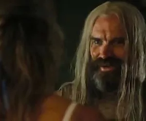 Nackte alte hausfrau ...